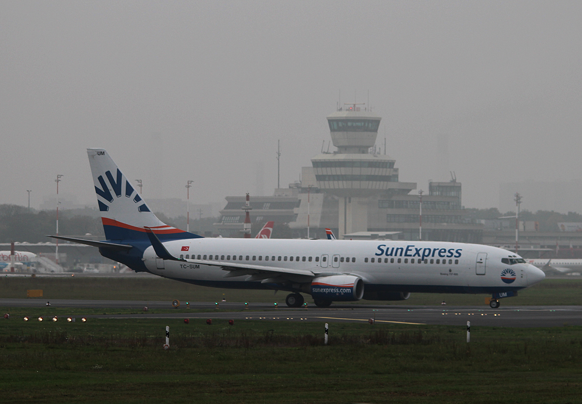 SunExpress B 737-85F TC-SUM kurz vor dem Start in Berlin-Tegel an einem sehr nebligen 18.10.2014