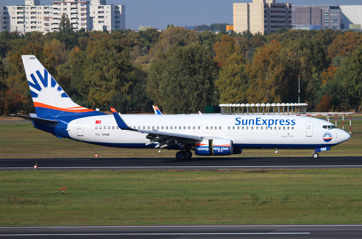 SunExpress B 737-8BK TC-SNM nach der Landung in Berlin-Tegel am 19.10.2013