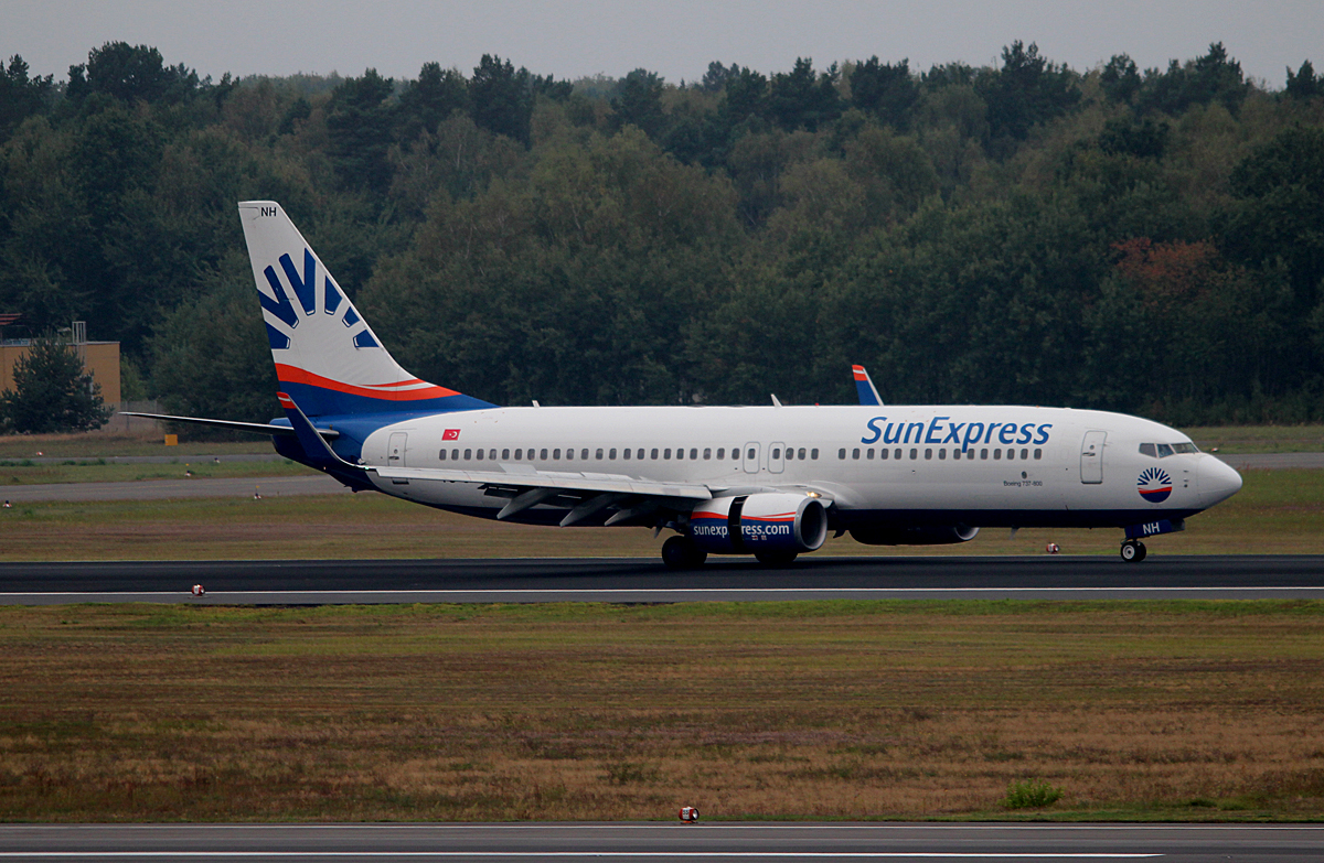 SunExpress B 737-8FH TC-SNH nach der Landung in Berlin-Tegel am 13.09.2014