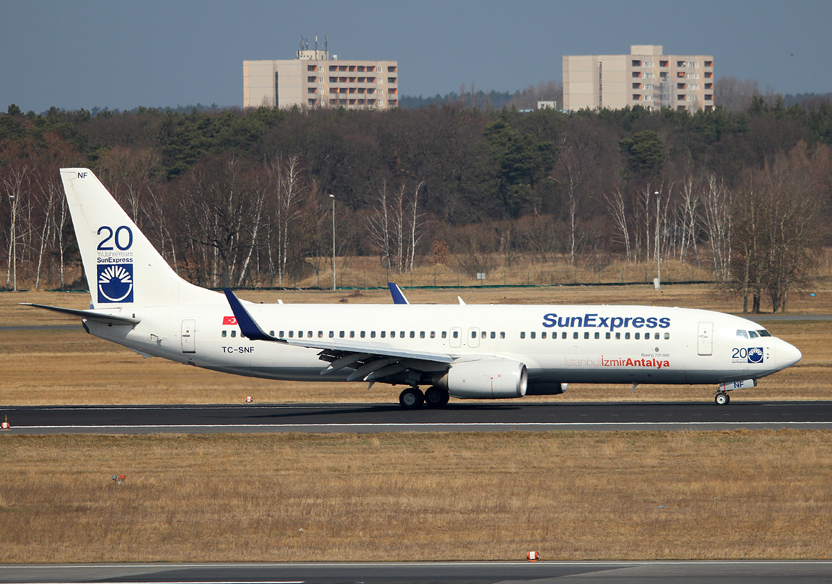 SunExpress B 737-8HC TC-SNF nach der Landung in Berlin-Tegel am 14.04.2013