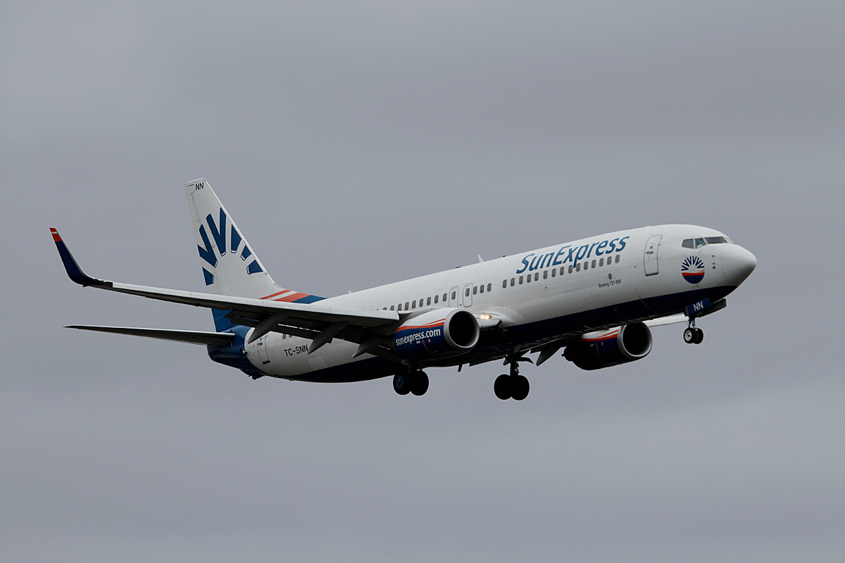SunExpress B 737-8HC TC-SNN bei der Landung in Berlin-Tegel am 29.11.2015