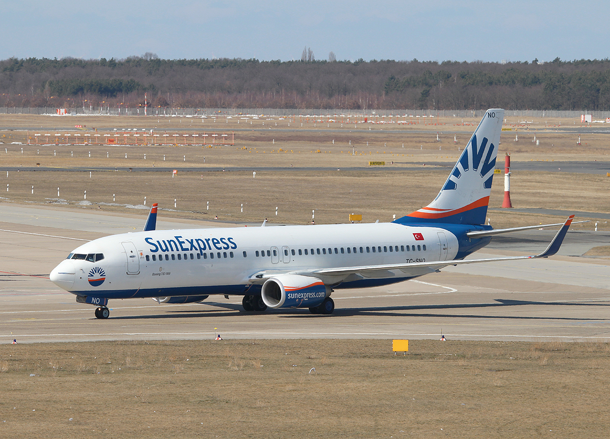 SunExpress B 737-8HC TC-SNO bei der Ankunft in Berlin-Tegel am 07.04.2013