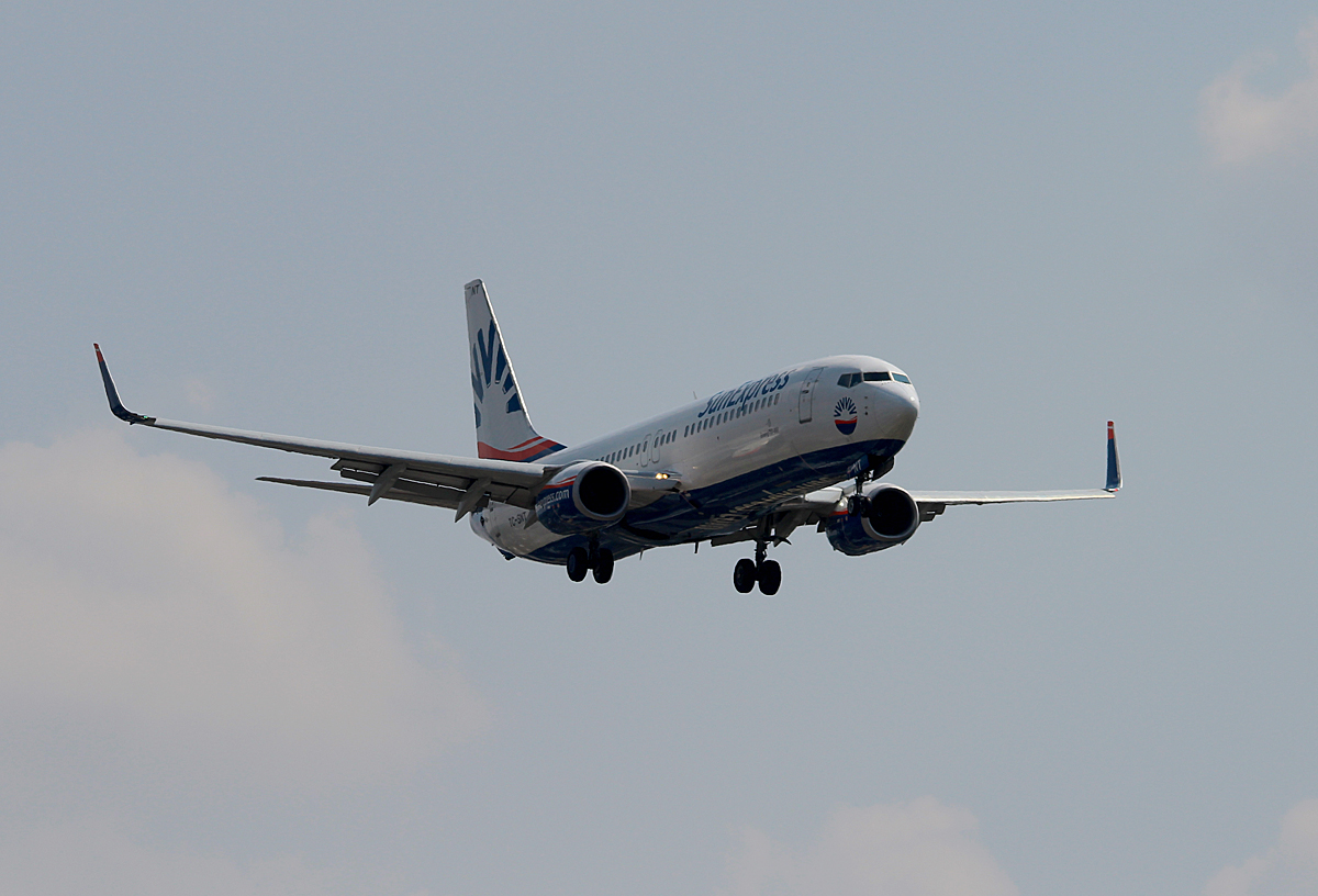 SunExpress B 737-8HC TC-SNT bei der Landung in Berlin-Tegel am 08.08.2014