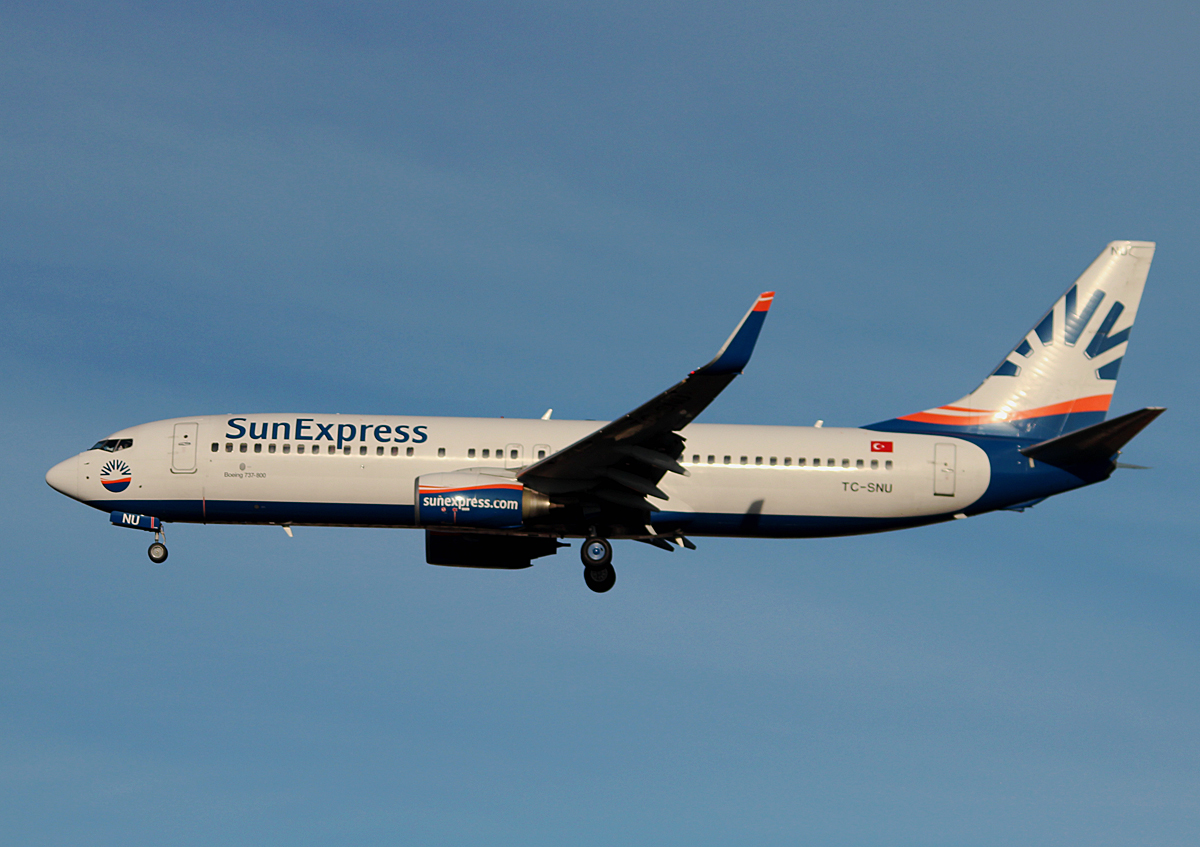 SunExpress B 737-8HC TC-SNU bei der Landung in Berlin-Tegel am 06.12.2015