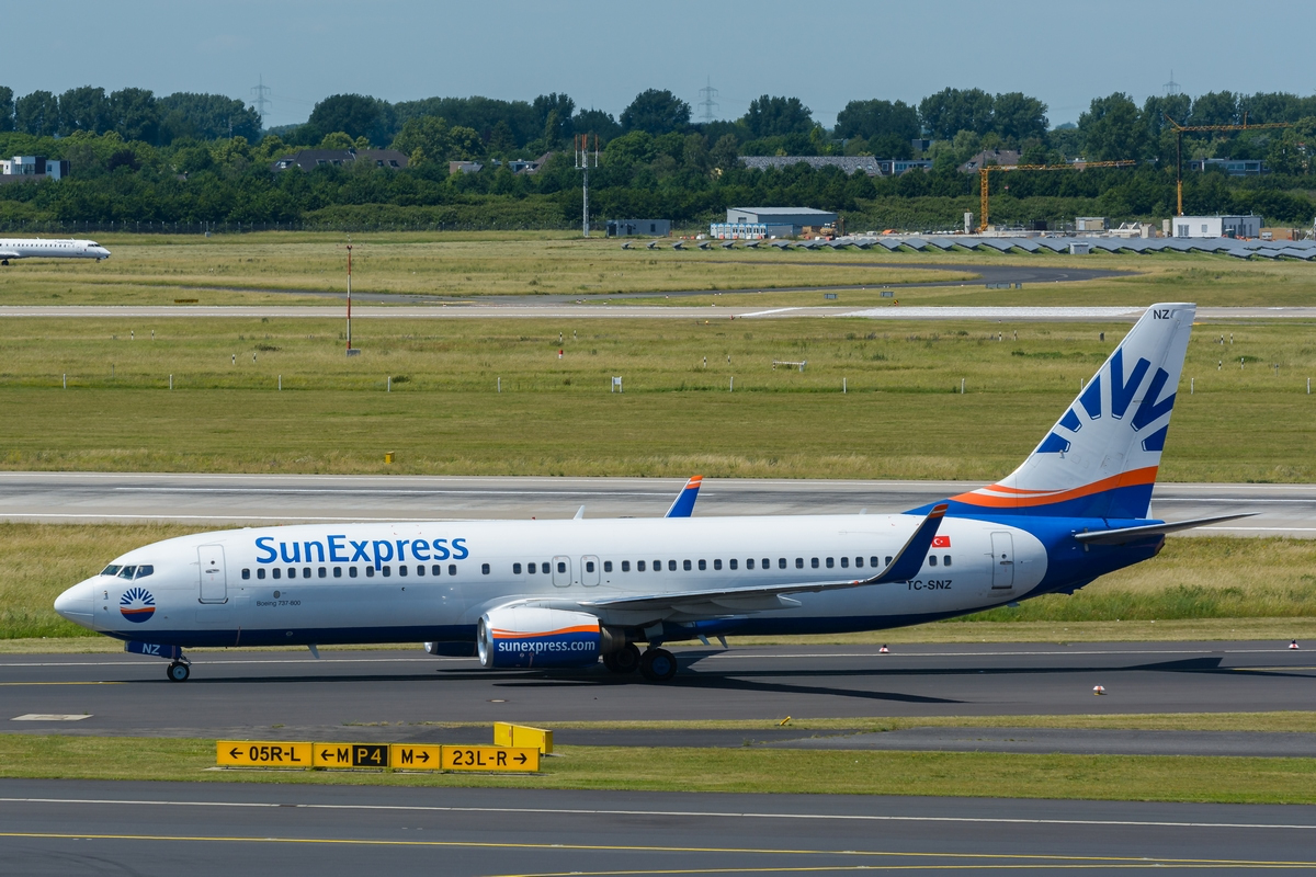 SunExpress Boeing 737-800 TC-SNZ am 11.06.2017 in Düsseldorf.