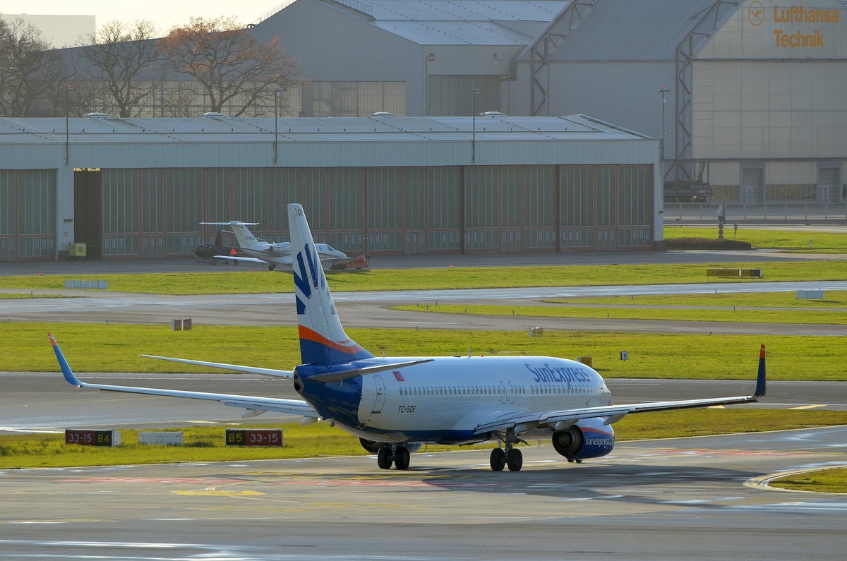 SunExpress Boeing 737-800 TC-SOE beim rollen zum Start auf dem Airport Hamburg Helmut Schmidt am 04.12.17
