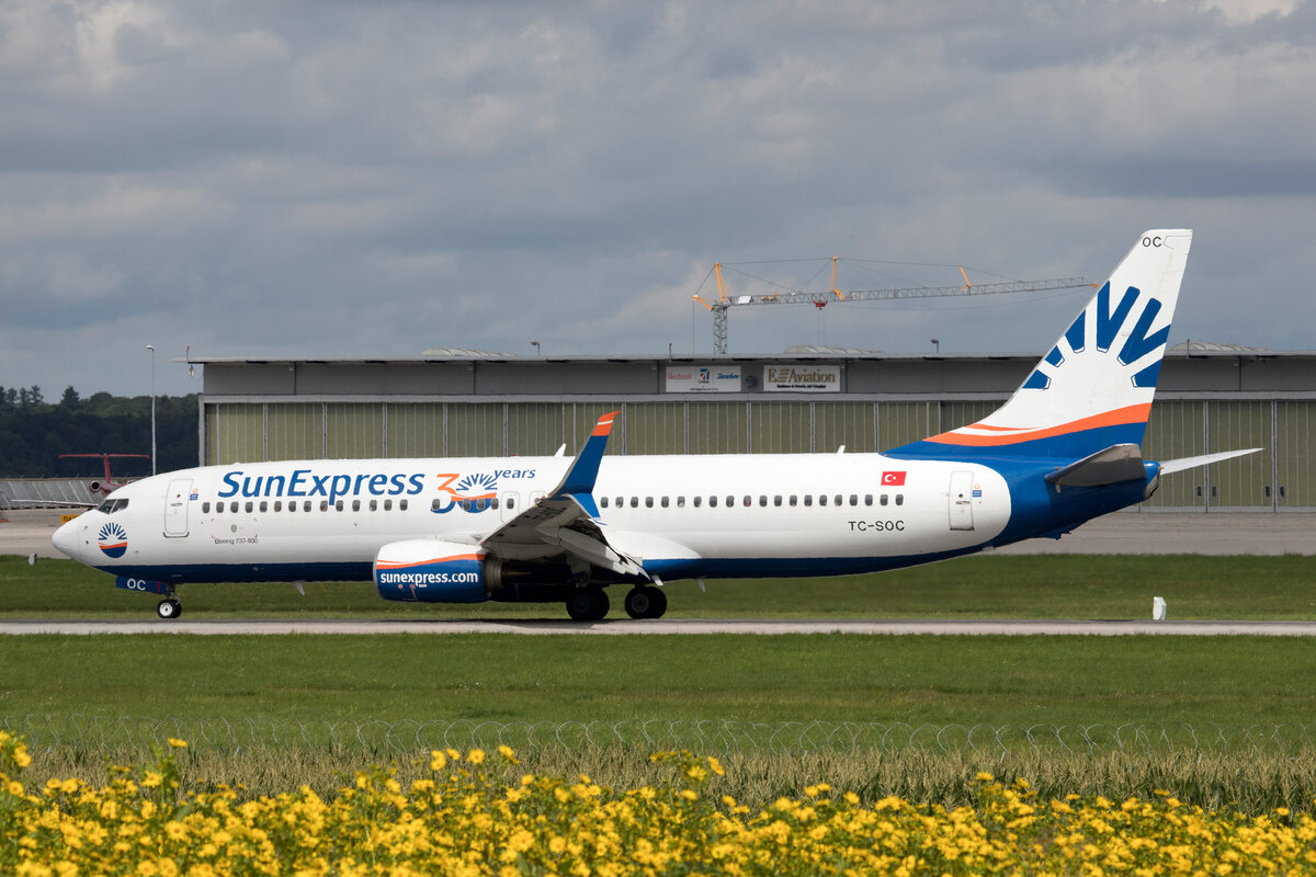 SunExpress (XQ-SKS),TC-SOC, Boeing, 737-8HC wl / 30-years-Sticker, 05.08.2021, EDDS-STR, Stuttgart, Germany