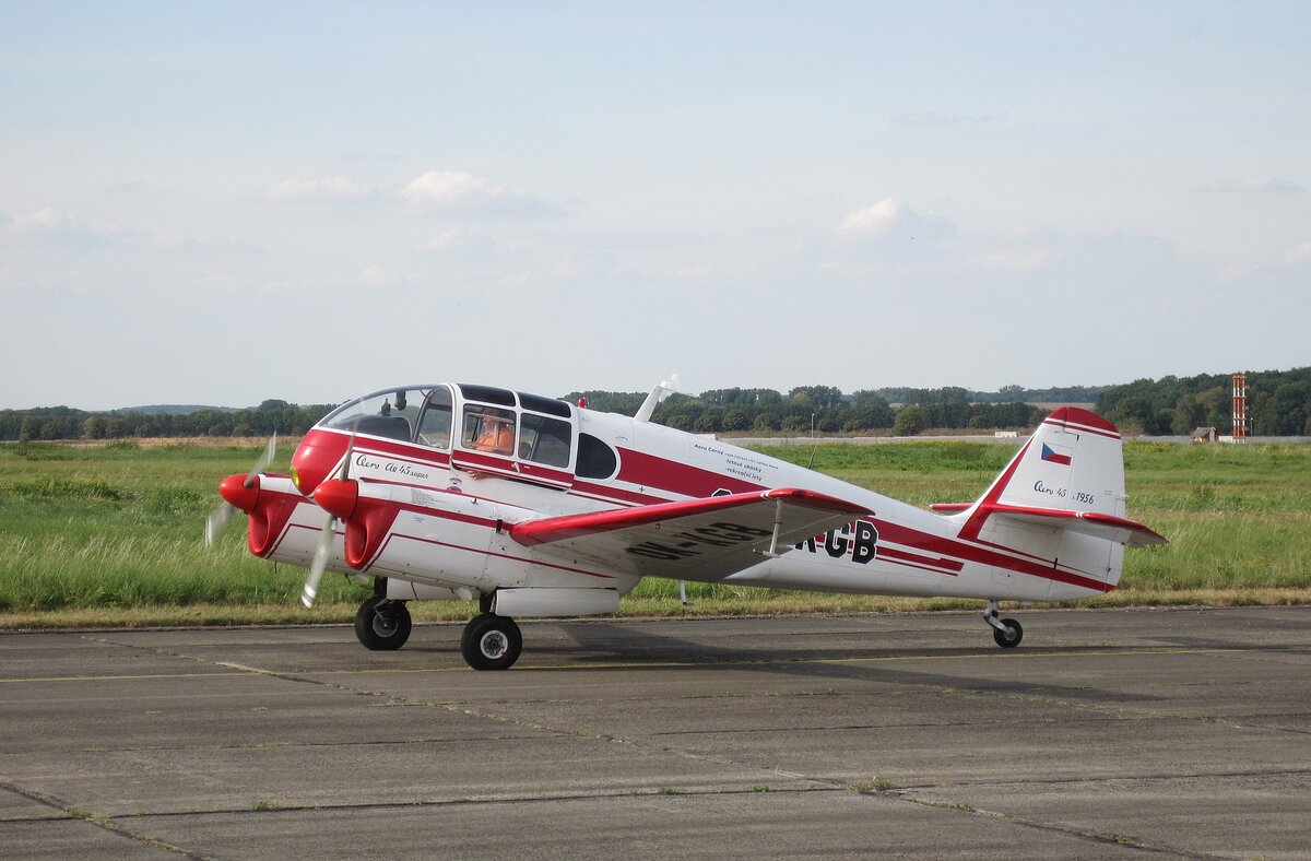 Super Aero 45 OK-KGB landet auf dem Flughafen Leipzig-Altenburg (EDAC) am 03.09.16