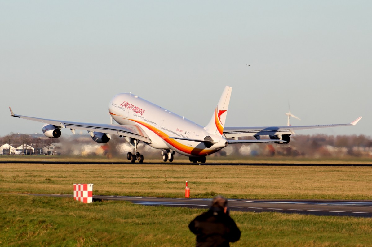 Surinam Airways PZ-TCR beim Start in Amsterdam 17.1.2016