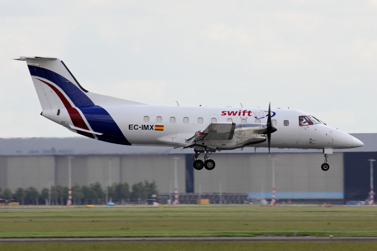 Swift Air EC-IMX bei der Landung in Amsterdam 20.5.2015