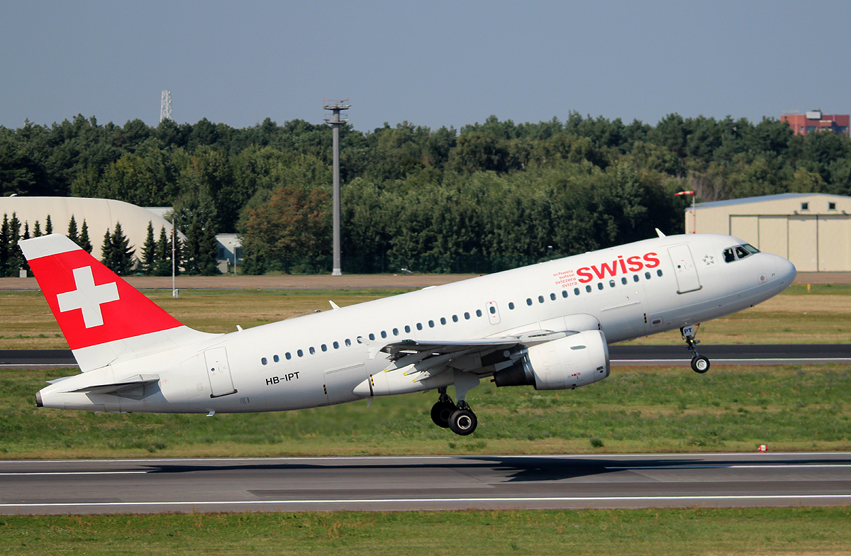 Swiss A 319-112 HB-IPT beim Start in Berlin-Tegel am 06.09.2013