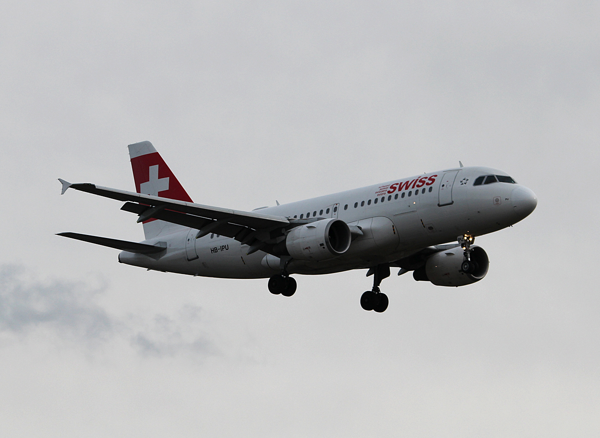 Swiss A 319-112 HB-IPU bei der Landung in Berlin-Tegel am 13.02.2014