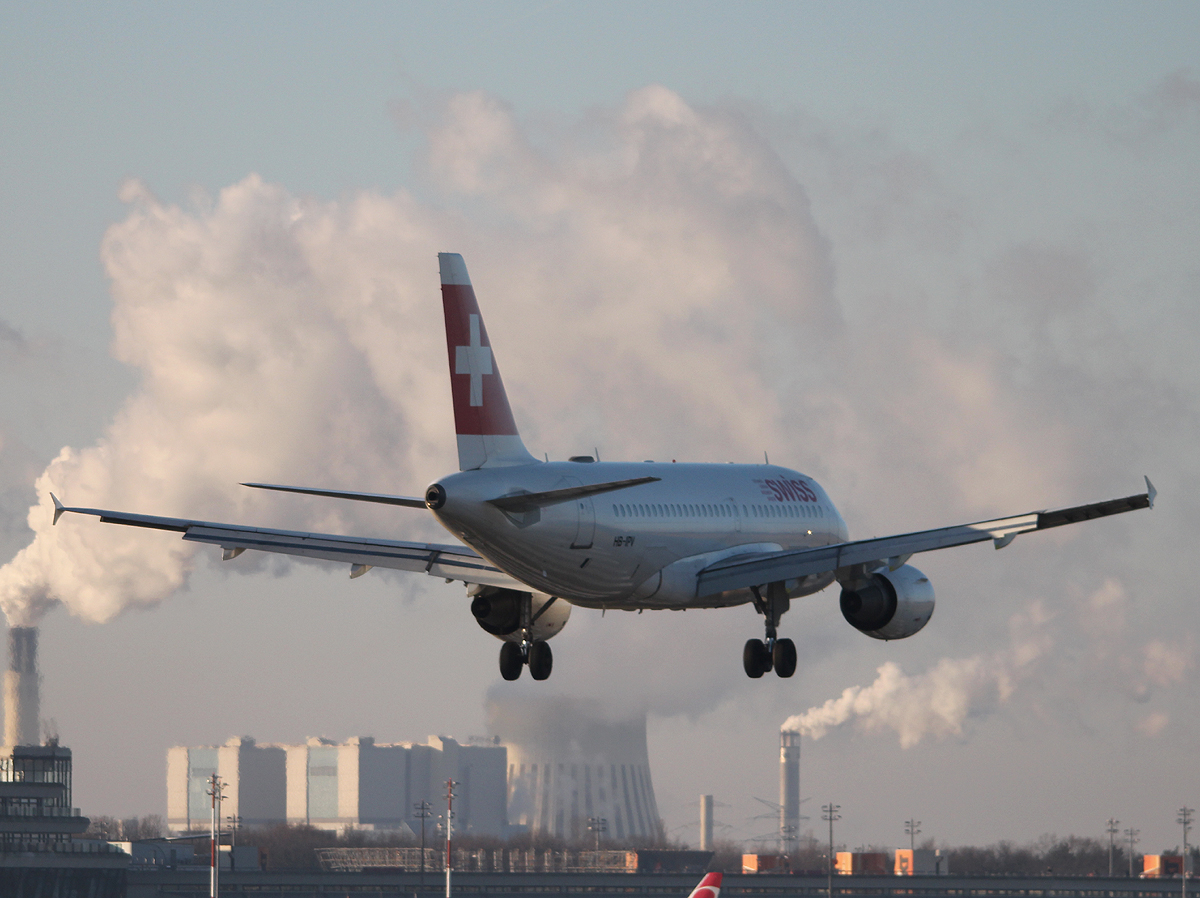 Swiss A 319-112 HB-IPV bei der Landung in Berlin-Tegel am 30.12.2013