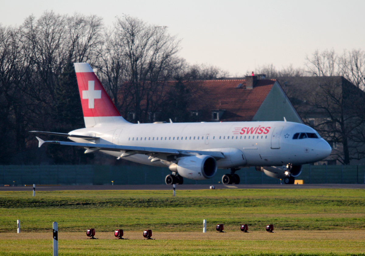 Swiss A 319-112 HB-IPV kurz vor dem Start in Berlin-Tegel am 30.12.2013