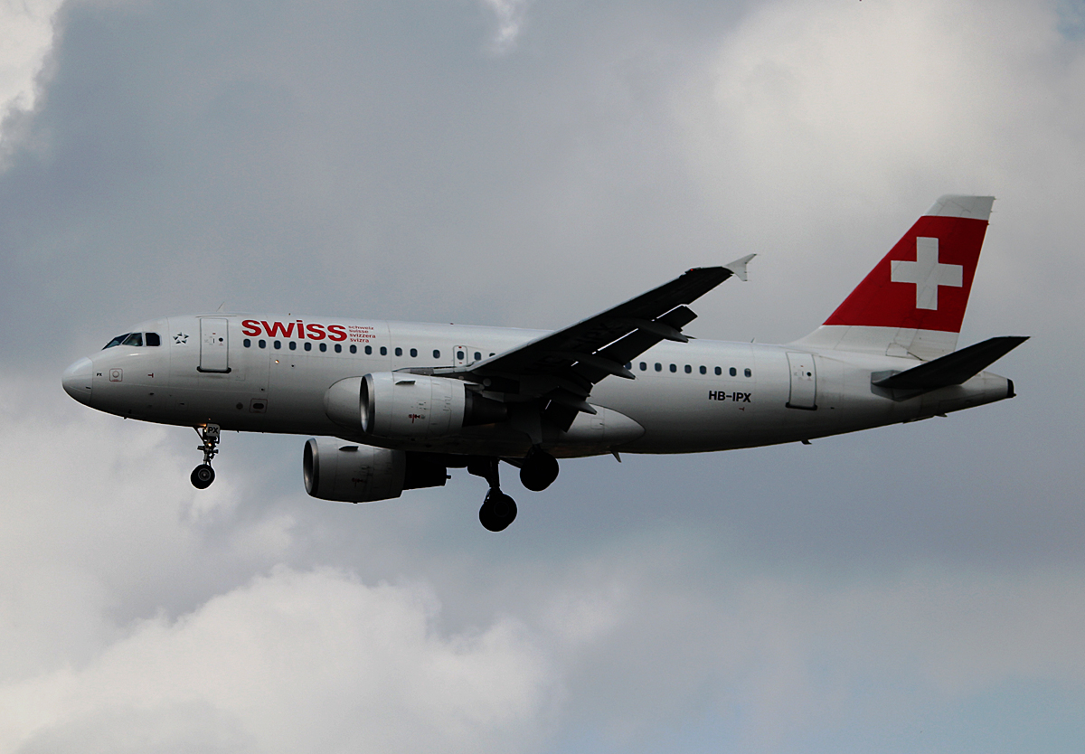 Swiss A 319-112 HB-IPX bei der Landung in Berlin-Tegel am 12.04.2014