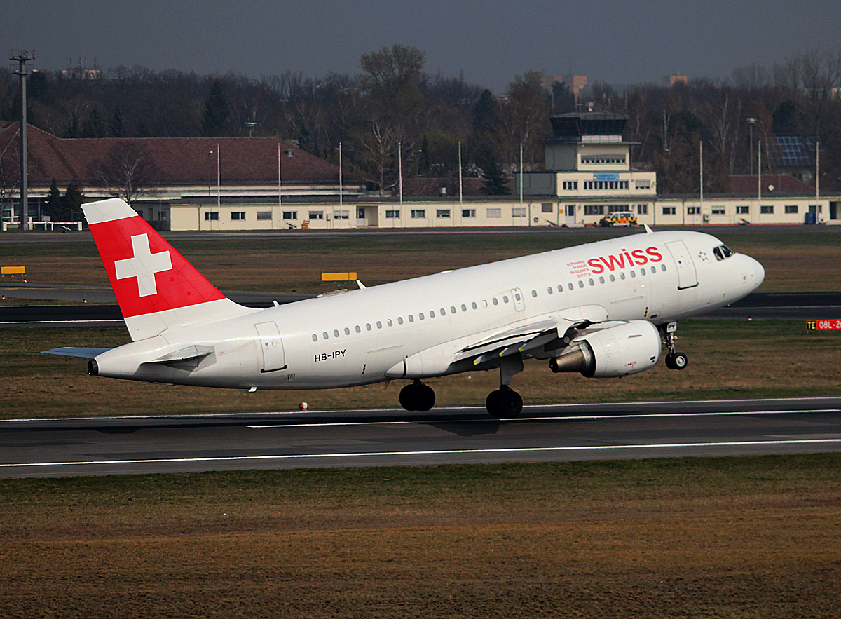 Swiss A 319-112 HB-IPY beim Start in Berlin-Tegel am 29.03.2014