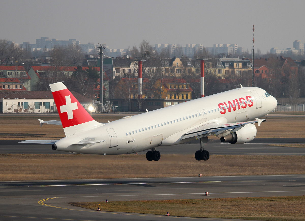 Swiss A 320-214 HB-IJB beim Start in Berlin-Tegel am 14.04.2013