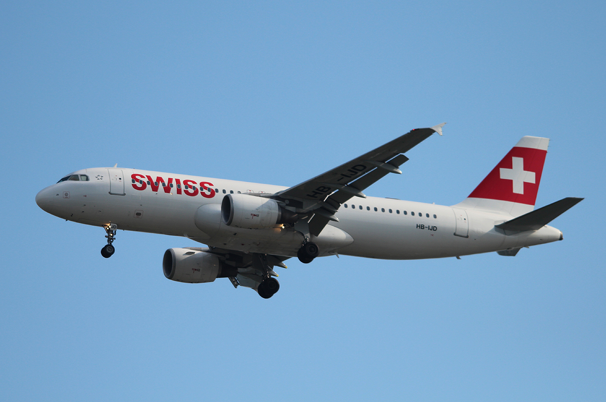 Swiss A 320-214 HB-IJD bei der Landung in Berlin-Tegel am 18.06.2013