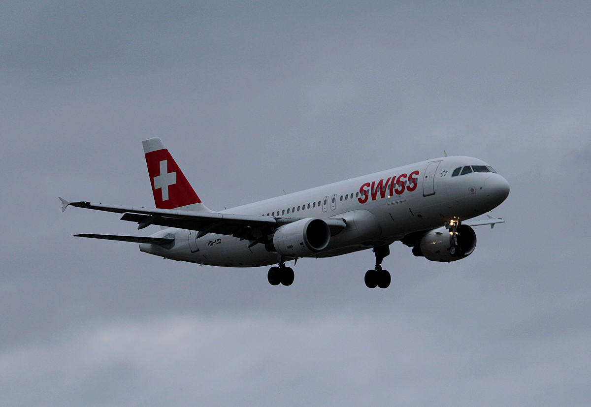 Swiss A 320-214 HB-IJD bei der Landung in Berlin-Tegel am 29.11.2015