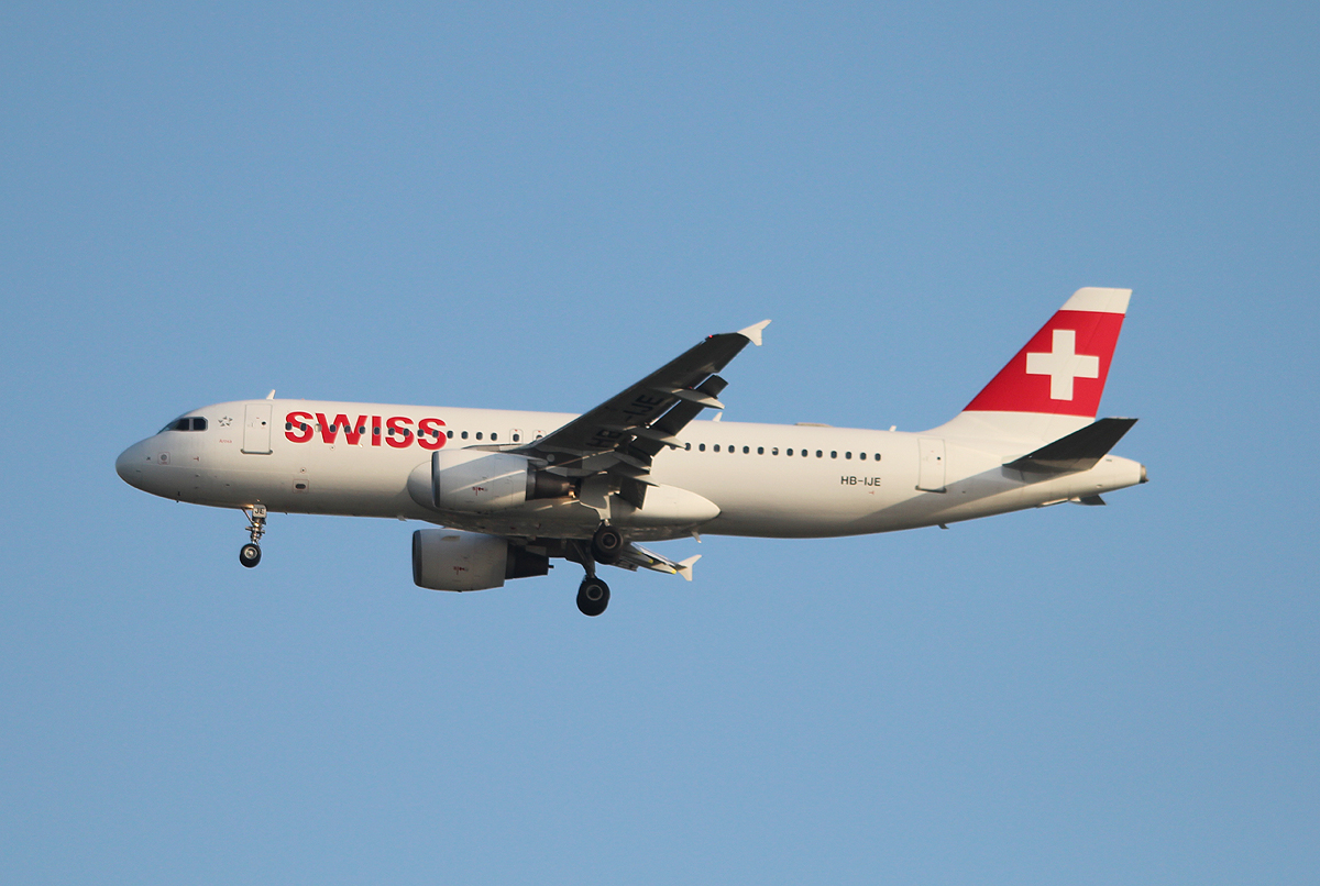 Swiss A 320-214 HB-IJE bei der Landung in Berlin-Tegel am 18.06.2013
