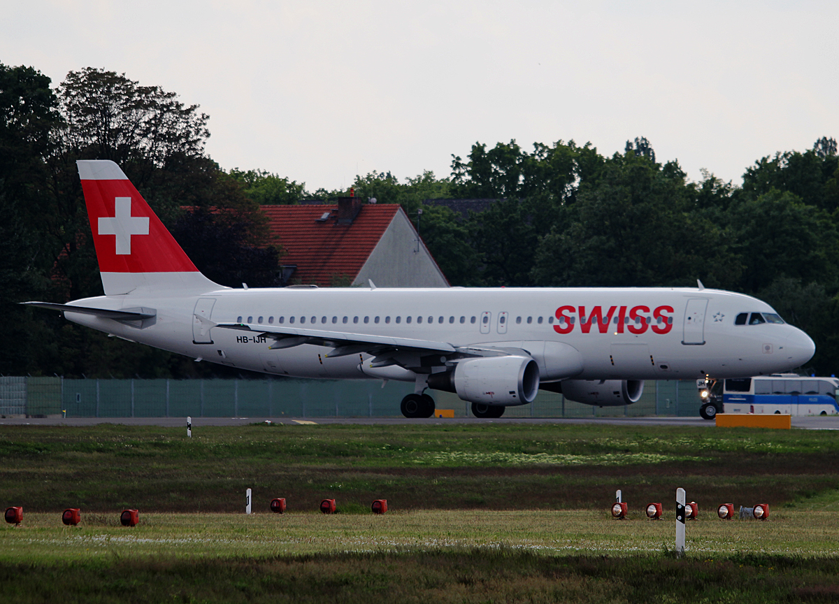 Swiss A 320-214 HB-IJH kurz vor dem Start in Berlin-Tegel am 09.05.2014
