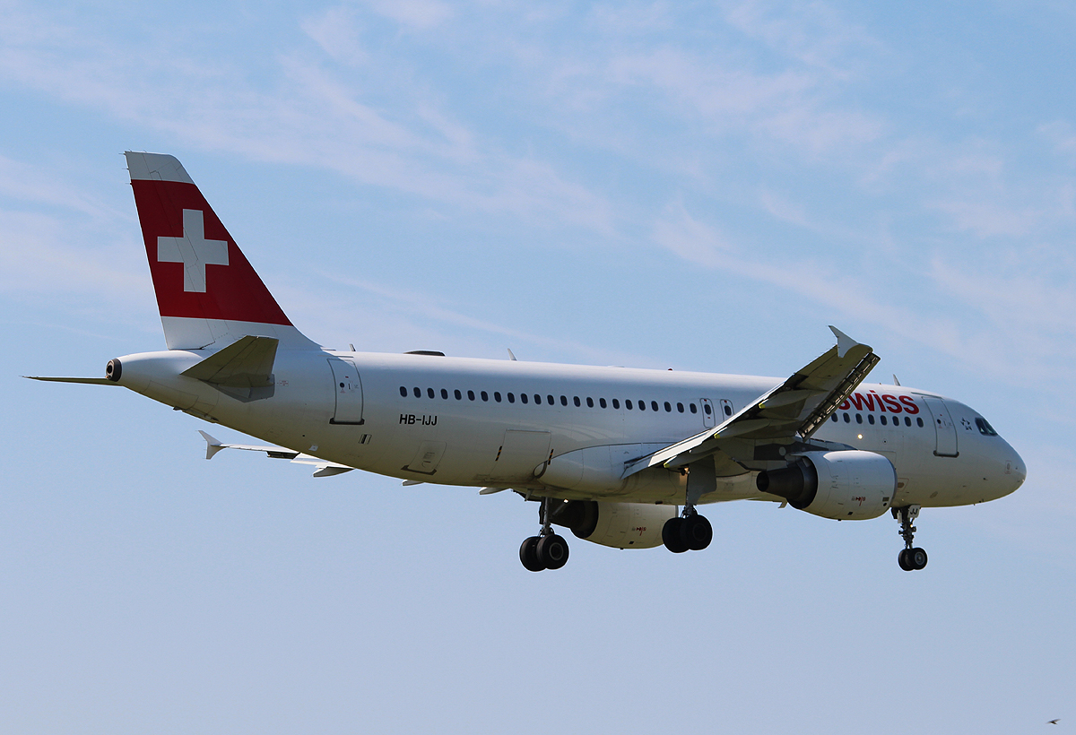Swiss A 320-214 HB-IJJ bei der Landung in Berlin-Tegel am 05.05.2013