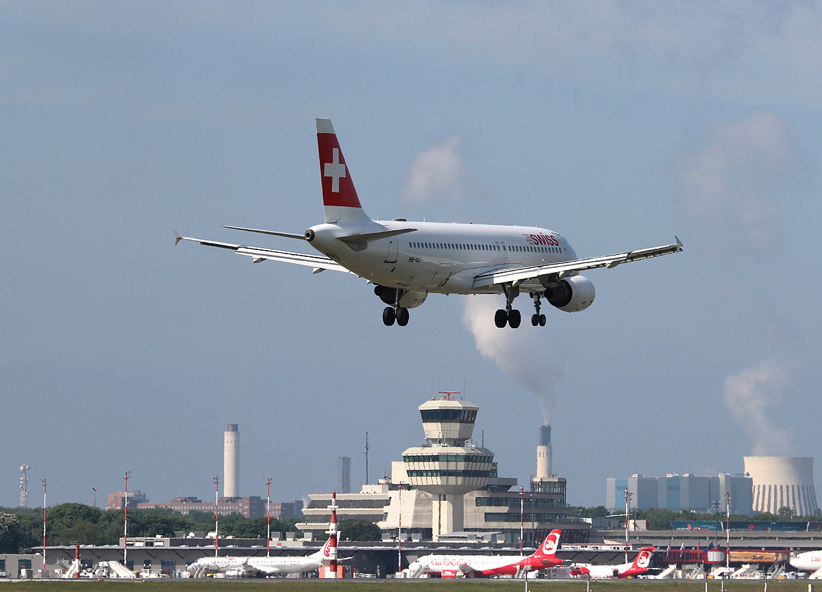 Swiss A 320-214 HB-IJJ bei der Landung in Berlin-Tegel am 19.05.2013