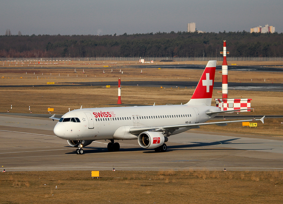 Swiss A 320-214 HB-IJL bei der Ankunft in Berlin-Tegel am 07.04.2013