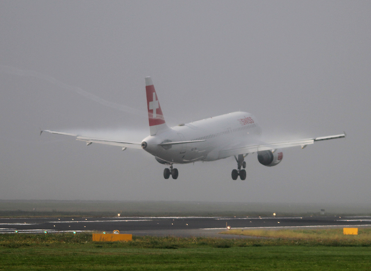 Swiss A 320-214 HB-IJN bei der Landung in Berlin-Tegel am 28.09.2013