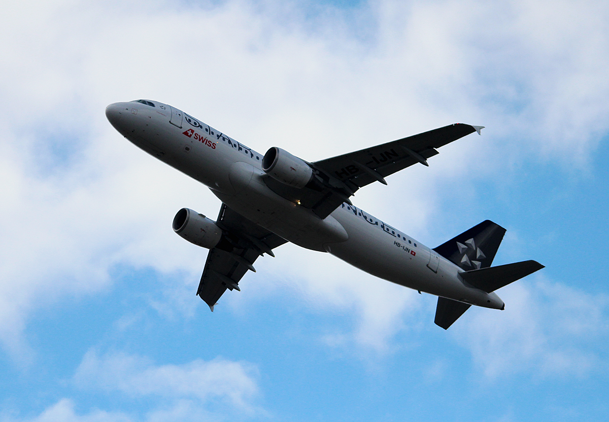 Swiss A 320-214 HB-IJN beim Start in Berlin-Tegel am 06.04.2015