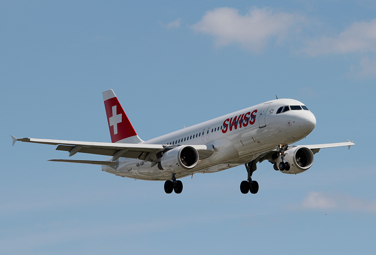 Swiss A 320-214 HB-IJR bei der Landung in Berlin-Tegel am 20.07.2015