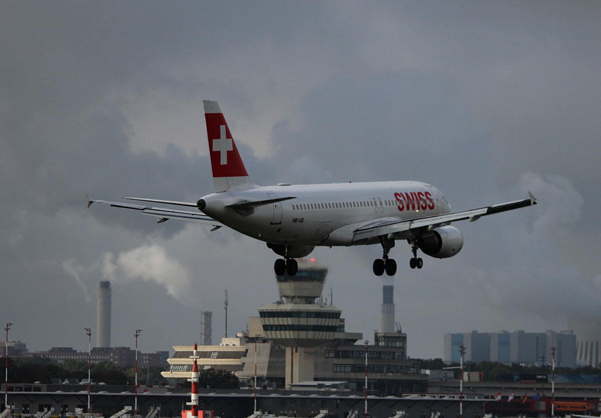 Swiss A 320-214 HB-IJS bei der Landung in Berlin-Tegel am 27.09.2014