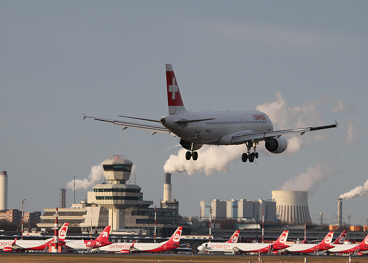 Swiss A 320-214 HB-IJW bei der Landung in Berlin-Tegel am 08.02.2014