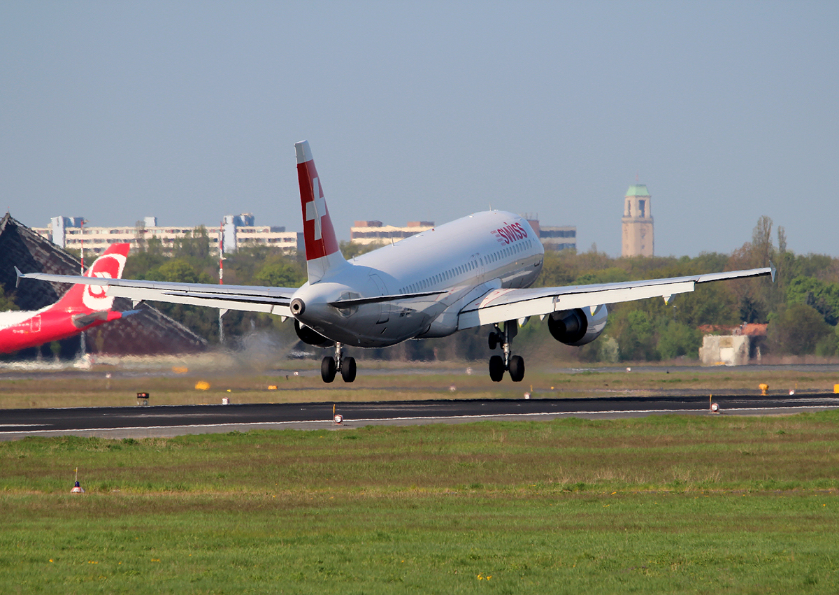 Swiss A 320-214 HB-JLP bei der Landung in Berlin-Tegel am 05.05.2013
