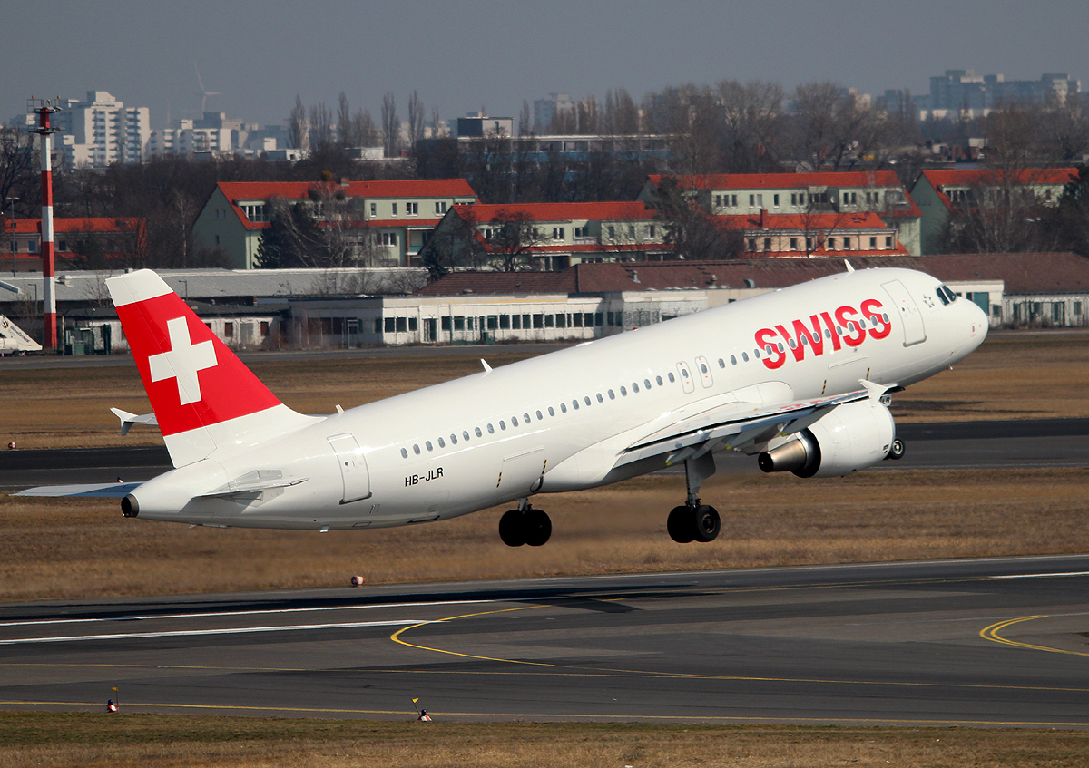 Swiss A 320-214 HB-JLR beim Start in Berlin-Tegel am 14.4.2013