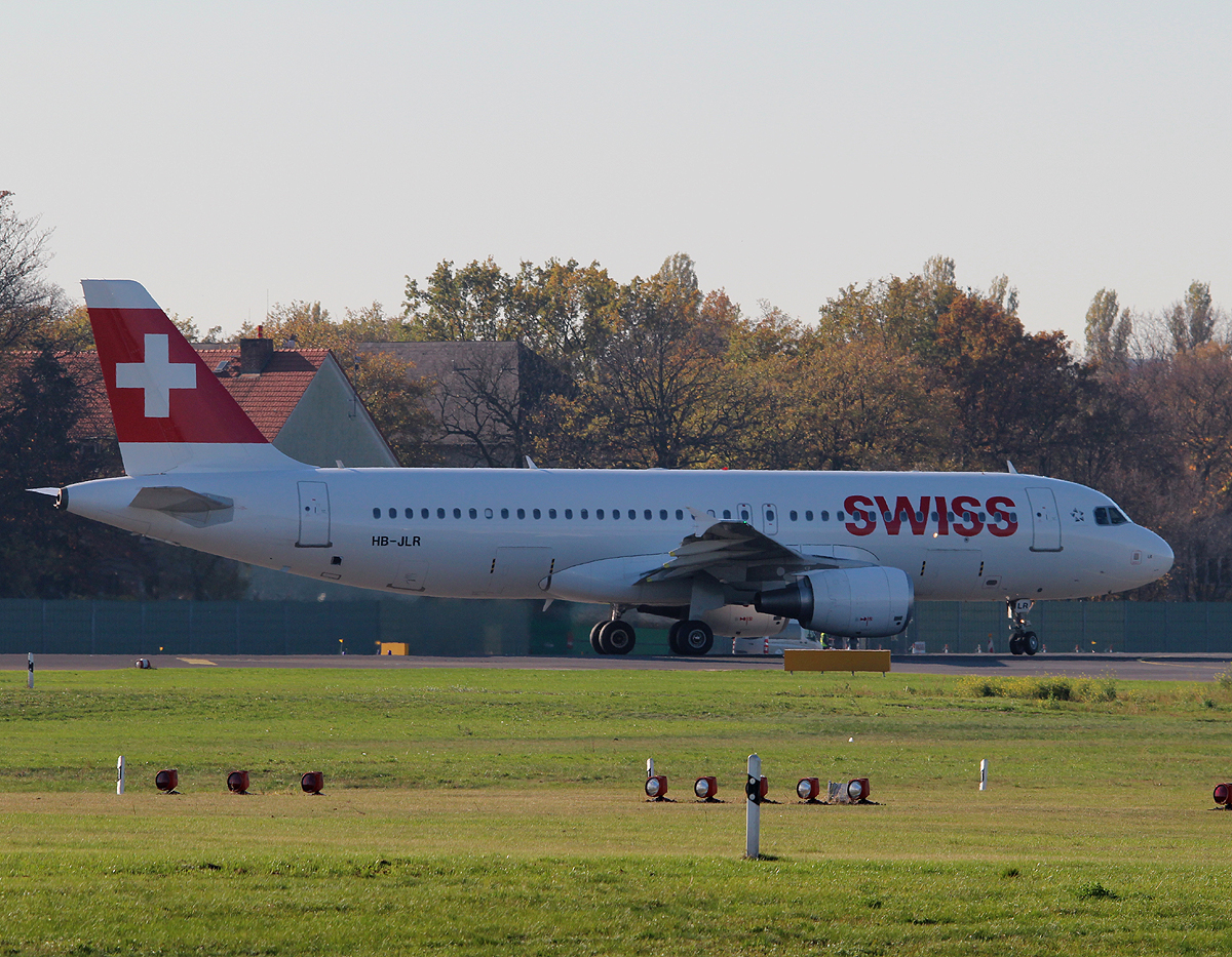 Swiss A 320-214 HB-JLR kurz vor dem Start in Berlin-Tegel am 31.10.2013
