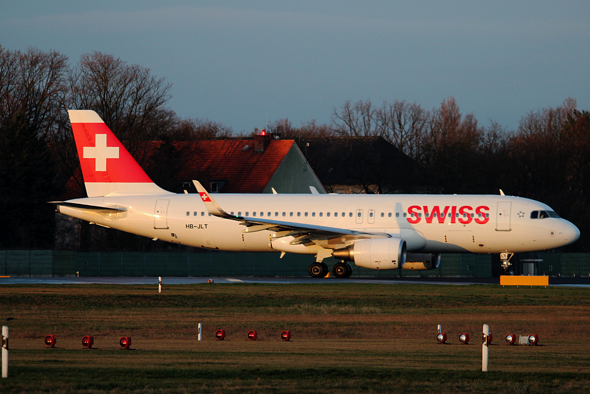 Swiss A 320-214 HB-JLT kurz vor dem Start in Berlin-Tegel am 06.04.2015