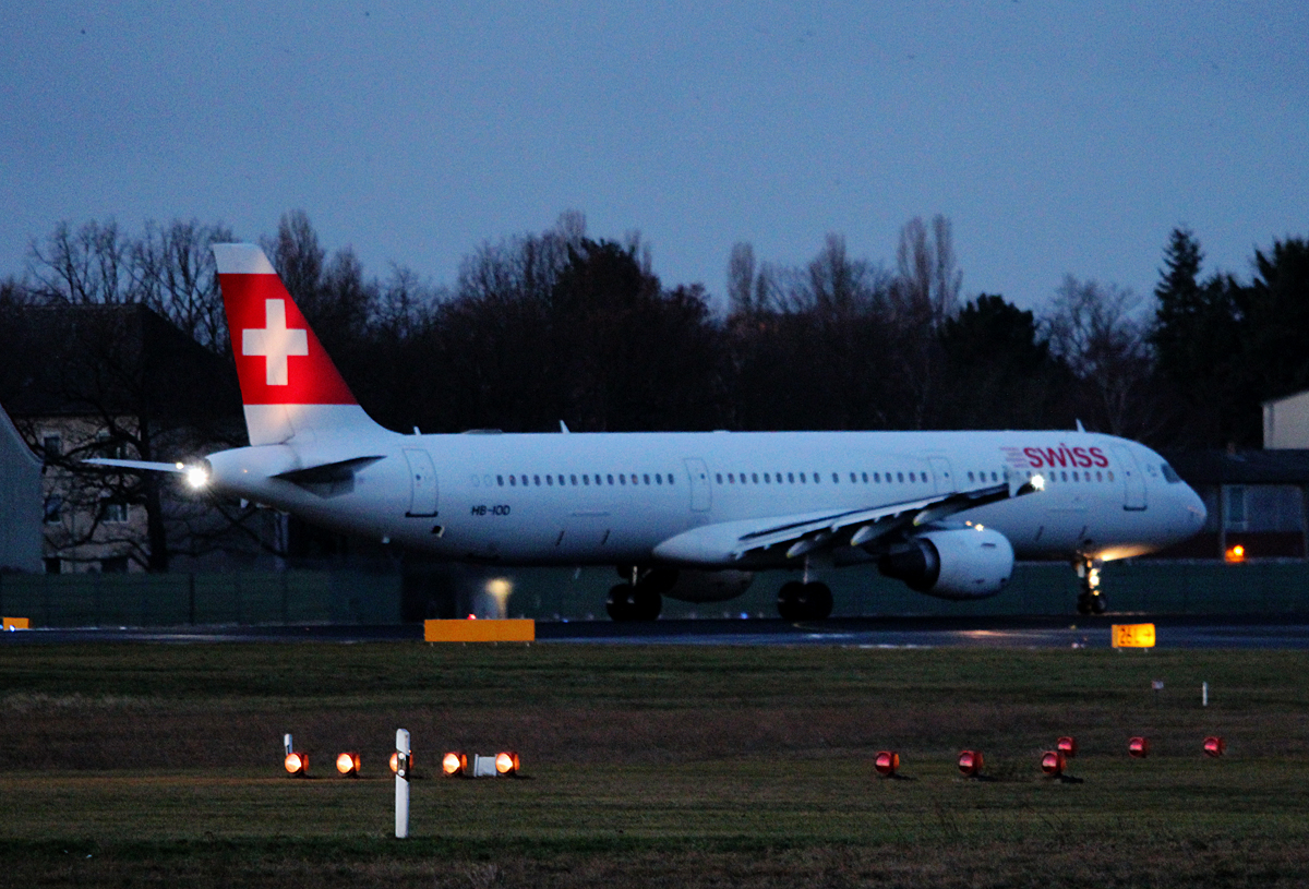 Swiss A 321-111 HB-IOD kurz vor dem Start in Berlin-Tegel am frhen Morgen des 08.02.2015