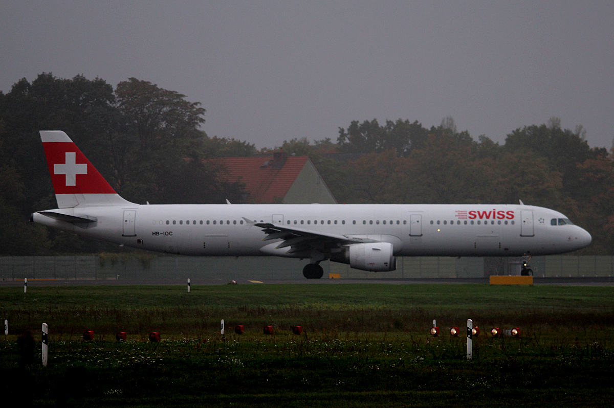 Swiss A 321-211 HB-IOC kurz vor dem Start in Berlin-Tegel an einem sehr nebligen 18.10.2014