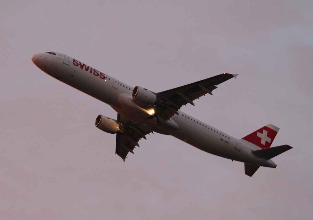 Swiss A 321-212 HB-ION beim Start in Berlin-Tegel am frühen Morgen des 19.10.2013