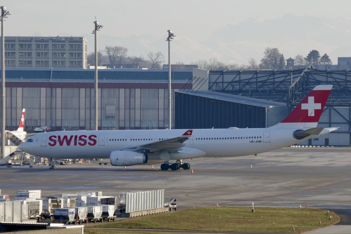 Swiss A330-343 HB-JHM der nach seinem anullierten Flug am 19.1.19 in Zürich da hinten parkiert wurde.