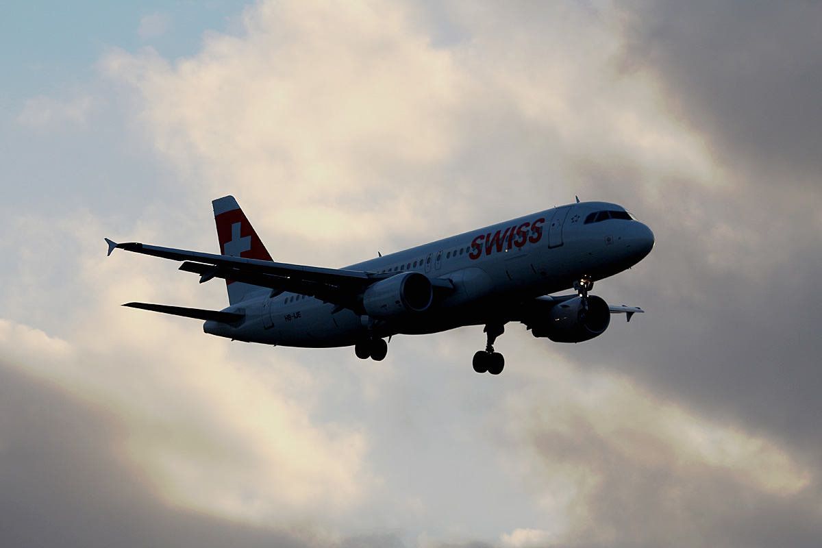 Swiss, Airbus A 320-214, HB-IJE, TXL, 27.11.2016
