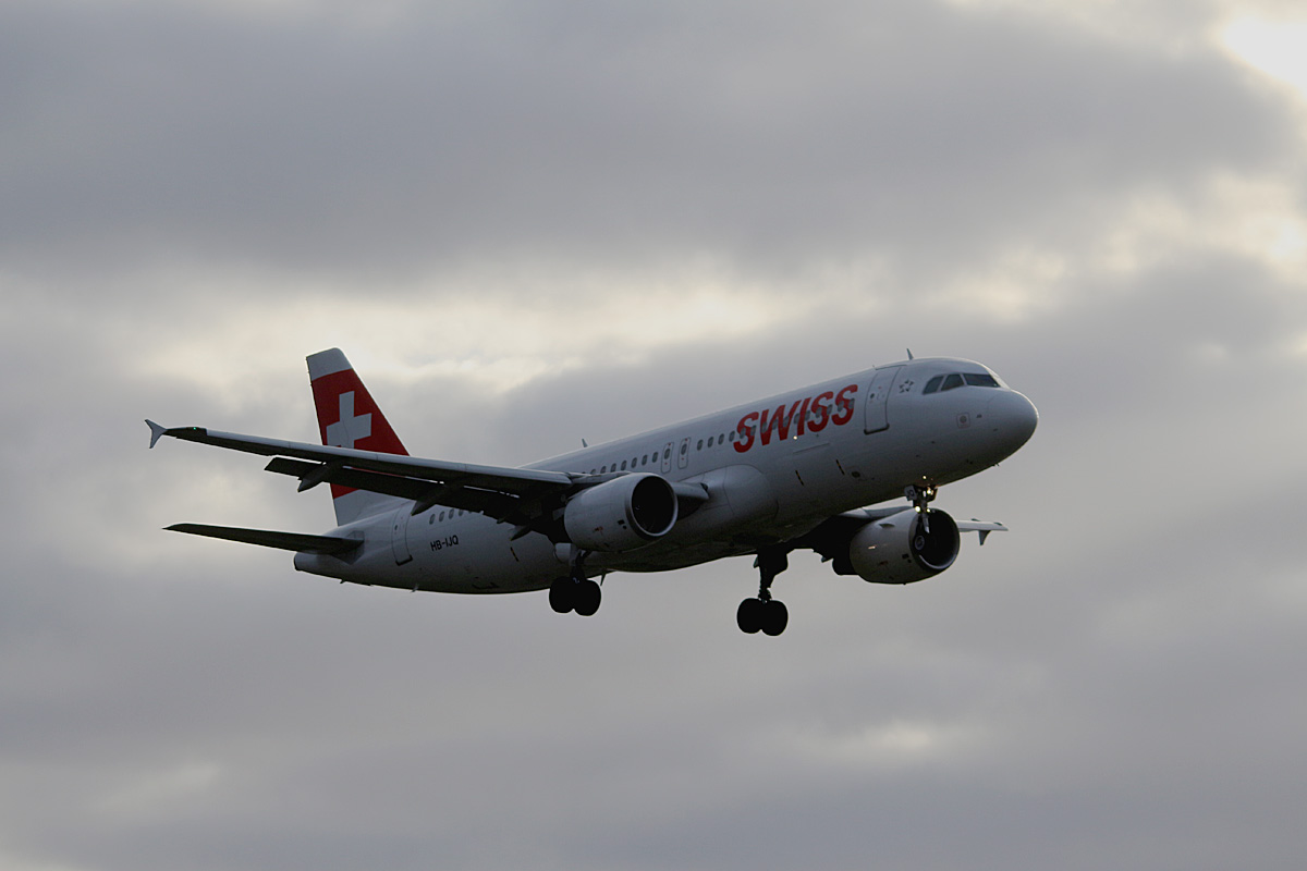 Swiss, Airbus A 320-214, HB-IJQ, TXL, 29.10.2016