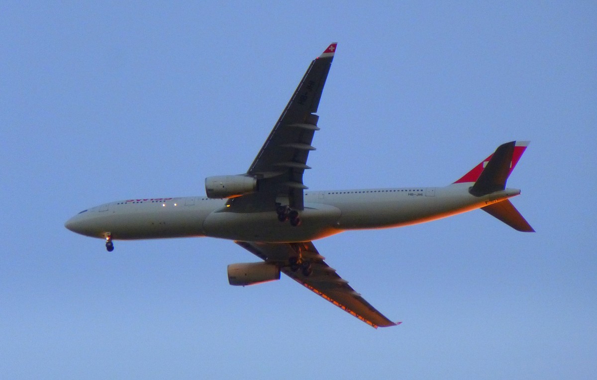 Swiss Airbus A 330-343X (HB-JHI) mit den letzten Sonnenstrahlen im Rcken beim Anflug auf den Flughafen in Zrich/Schweiz, am 9.9 2015