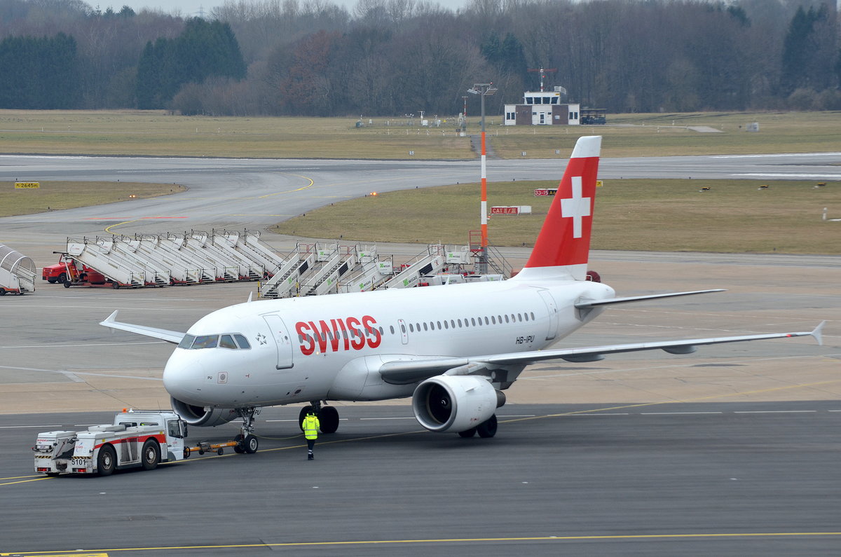 Swiss Airbus A319 HB-IPU beim Pushback am Airport Hamburg Helmut Schmidt am 25.03.18