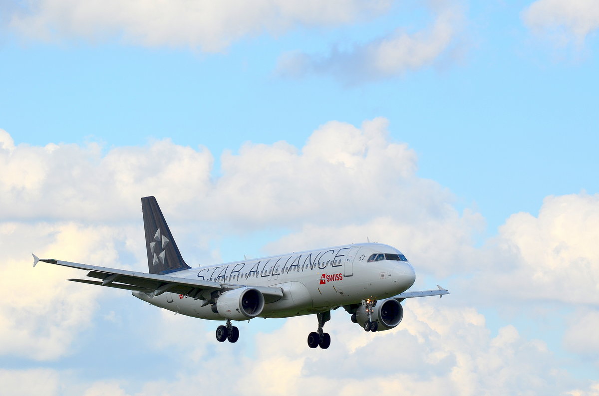 Swiss Airbus A320 HB-IJO im Landeanflug auf Hamburg Fuhlsbüttel am 02.10.16