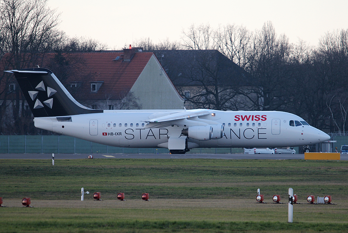 Swiss Avro RJ100 HB-IXR kurz vor dem Start in berlin-Tegel am 11.01.2014