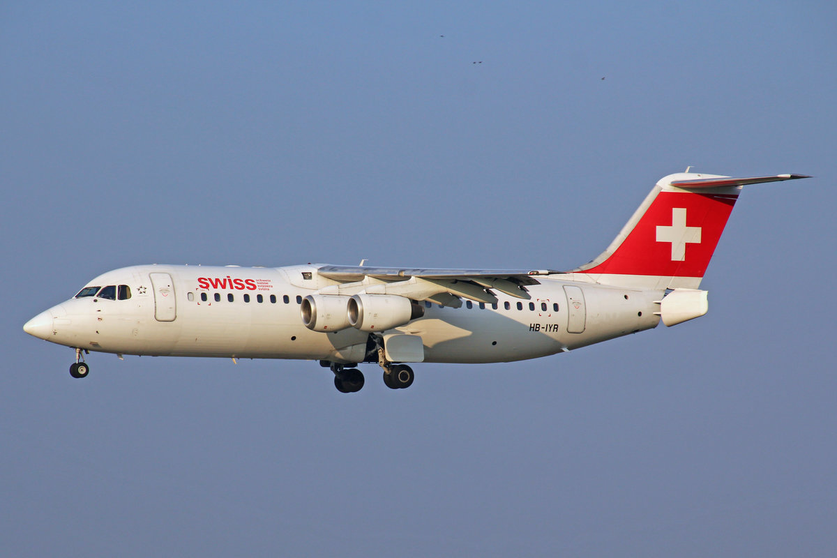 SWISS Global Air Lines, HB-IYR, BAE Avro RJ100, 31.August 2016, ZRH Zürich, Switzerland.