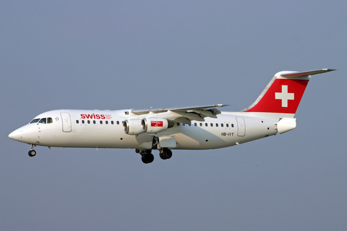 SWISS Global Air Lines, HB-IYT, BAe Avro RJ100, msn: 3380, 20.April 2006, ZRH Zürich, Switzerland.