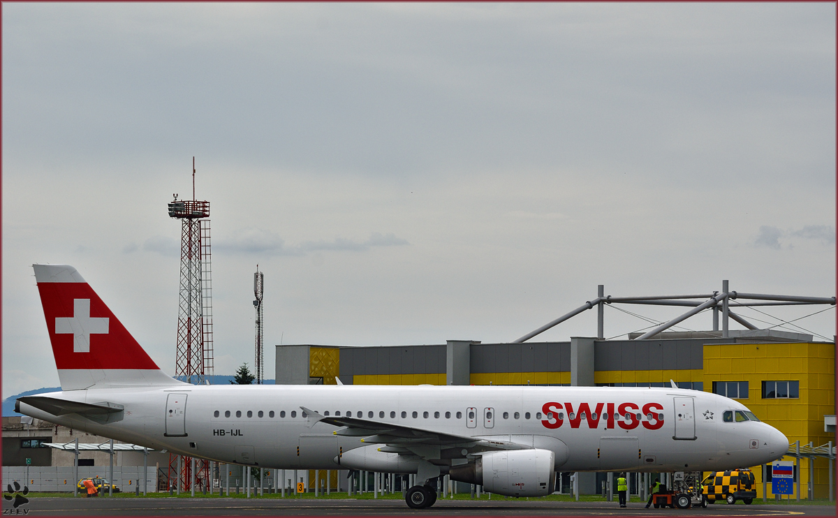 SWISS HB-IJL 'Nyon', Airbus A320-214 auf der Vorfeld der Maribor Flughafen MBX. /29.6.2015